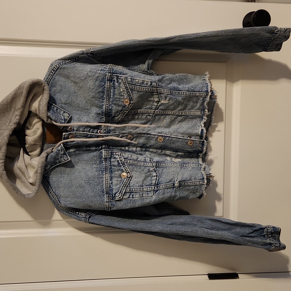 Never worn American Eagle cropped, distressed Jean jacket w/grey sweatshirt hood